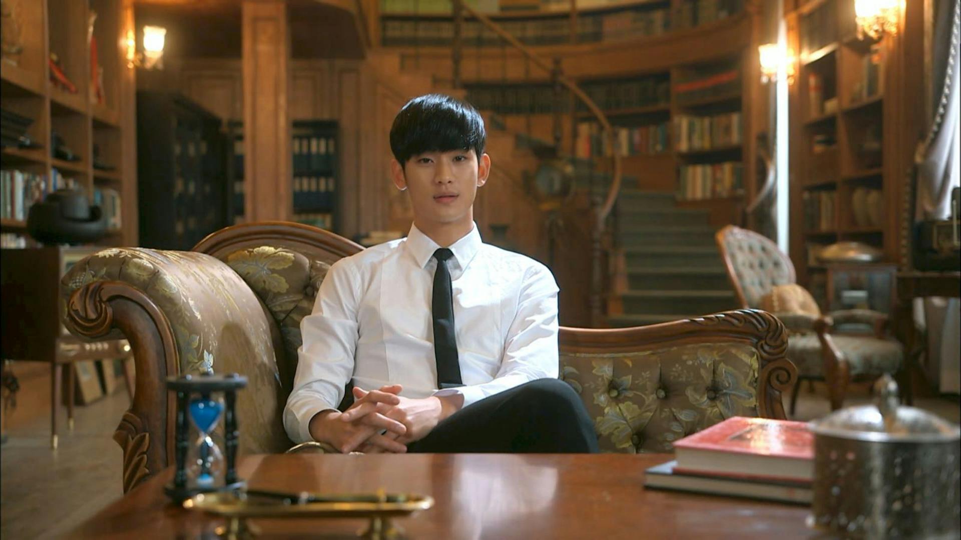 Kim Soo-hyun updates fans quietly amid tough times